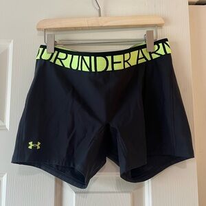 NWOT Under Armour Women's Black Shorts HeatGear Middy Size M